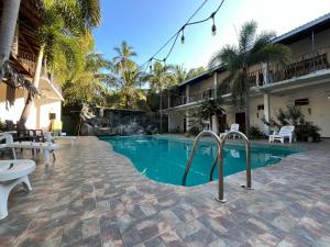 una piscina al centro di un resort di Shell Abay ad Arugam