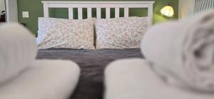 A bed or beds in a room at BaSiLiKoS