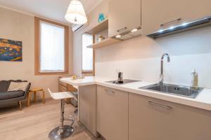kuchnia ze zlewem i salon w obiekcie Casa del Pittore Rialto w Wenecji +15 zdjęć
