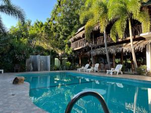 una piscina con sedie e un resort di Shell Abay ad Arugam