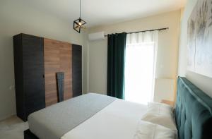 A bed or beds in a room at Meteora House with a view