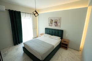 A bed or beds in a room at Meteora House with a view