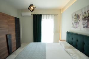A bed or beds in a room at Meteora House with a view