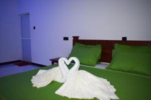 Katil atau katil-katil dalam bilik di Trinco Lagoon Resort