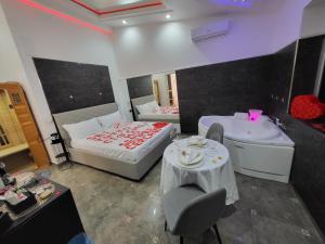 Postel nebo postele na pokoji v ubytování B&B GRECALE Suite & Spa