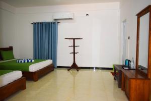 Katil atau katil-katil dalam bilik di Trinco Lagoon Resort