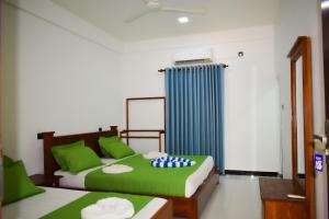 Katil atau katil-katil dalam bilik di Trinco Lagoon Resort