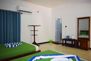 Katil atau katil-katil dalam bilik di Trinco Lagoon Resort