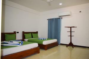 Katil atau katil-katil dalam bilik di Trinco Lagoon Resort