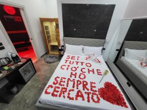 Postel nebo postele na pokoji v ubytování B&B GRECALE Suite & Spa