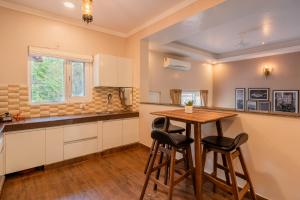 O bucătărie sau chicinetă la Alaya Stays 3 BHK with Plunge Pool, Kid's Nook & Terrace - Casa Bella Vista