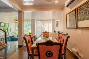 O zonă de relaxare la Alaya Stays 3 BHK with Plunge Pool, Kid's Nook & Terrace - Casa Bella Vista