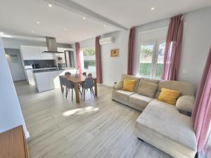 ein Wohnzimmer mit Sofa und Tisch in der Unterkunft Almadrague Villa in Roses