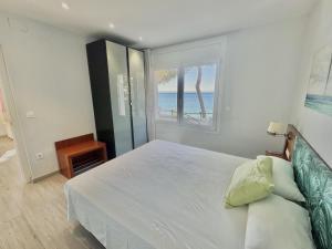 ein Schlafzimmer mit Bett und Blick auf das Meer in der Unterkunft Almadrague Villa in Roses