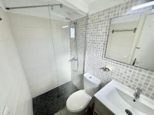 ein weißes Badezimmer mit Toilette und Waschbecken in der Unterkunft Almadrague Villa in Roses + 28 Fotos