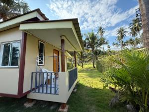 Ban Bang BaoNgopaKohKoodResort的带阳台的小房子,位于庭院 更多16张照片