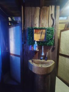 un baño con lavabo y espejo en Finca Vegonia Arqueológica, en Morelia