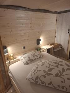 a bedroom with a bed with a wooden wall at Home&Classic - Alte Werkstatt in Effelder