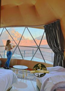 Postel nebo postele na pokoji v ubytování Jabal Fitrah luxury camp + 24 fotografií