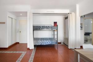 Ένα ή περισσότερα κρεβάτια σε δωμάτιο στο Oura Beach Cozy Apartment