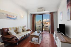 Μια τηλεόραση ή/και κέντρο ψυχαγωγίας στο Oura Beach Cozy Apartment