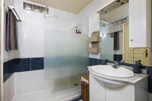 Ένα μπάνιο στο Oura Beach Cozy Apartment +11 φωτογραφίες