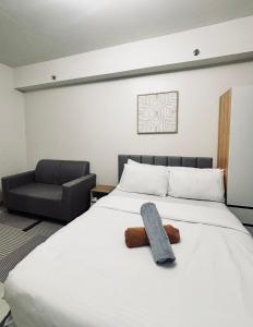 ein Schlafzimmer mit einem Bett und einem Handtuch darauf in der Unterkunft Snug Retreat with Cozy Vibes in Iloilo City