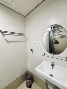 ein Badezimmer mit Waschbecken und Spiegel in der Unterkunft Snug Retreat with Cozy Vibes in Iloilo City