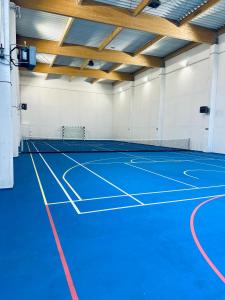 an empty gymnasium with a blue basketball court at APARTAMENT ELEGANCE YELLOW w Let's Sea Basen&SPA in Gąski