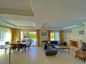 un soggiorno con un divano e un tavolo di GOLD Villa 6 a Oludeniz