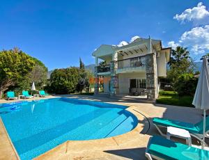 una piscina davanti a una casa di GOLD Villa 6 a Oludeniz