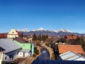 a town with a river and mountains in the background at Apartmány EKOSERVIS SLOVENSKO in Veľký Slavkov