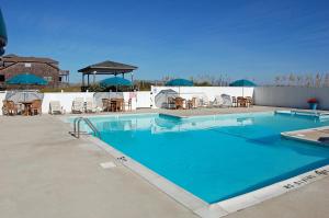 Der Swimmingpool an oder in der Nähe von Mariner Inn And Suites