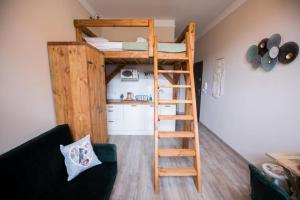 Poschodová posteľ alebo postele v izbe v ubytovaní Apartamenty Starówka - w otulinie Starego Miasta
