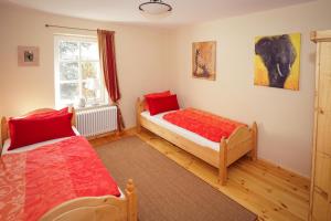 a bedroom with two beds and a window at Ferienhaus Boddinsfelde in Mittenwalde