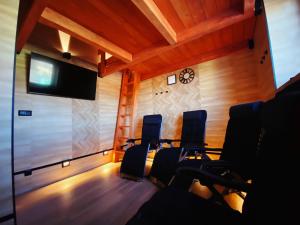 a conference room with chairs and a flat screen tv at Apartmány EKOSERVIS SLOVENSKO in Veľký Slavkov