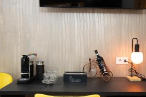 Příslušenství pro přípravu čaje a kávy v ubytování Teulada Luxury Rooms