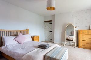 Postel nebo postele na pokoji v ubytování Sunny 4-bedroom cottage with South facing garden - Sunflower Cottage