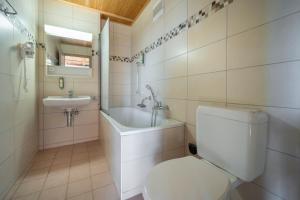 Koupelna v ubytování Hôtel Le Grand Chalet