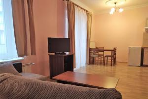 Televízia a/alebo spoločenská miestnosť v ubytovaní Apartmány ORAVA-EDDA