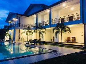 Kolam renang di atau dekat dengan Trinco Lagoon Resort