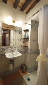 Ένα μπάνιο στο Romantic suite in the village of Castelleone, vicino Deruta, Assisi, Perugia, Montefalco