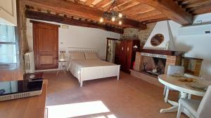 Ένα ή περισσότερα κρεβάτια σε δωμάτιο στο Romantic suite in the village of Castelleone, vicino Deruta, Assisi, Perugia, Montefalco +35 φωτογραφίες