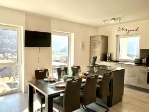 a kitchen and dining room with a table and chairs at Ferienwohnung Moseltraum, bis zu 6 Pers, mit 3 Schlafzimmer und Panoramabalkon in Müden