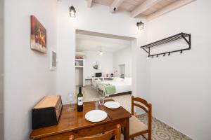 a room with a table with a bottle of wine at Stefanos Cottage in Longos