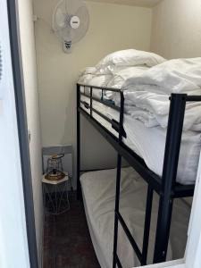 En eller flere senge i et værelse på APPARTEMENT SUR LE PORT DE Gruissan + 19 billeder