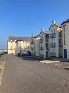 una fila de edificios de apartamentos en una calle en Golfandbeach, en Castlerock