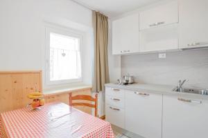 Kuchyň nebo kuchyňský kout v ubytování Residence krUma + 37 fotografií