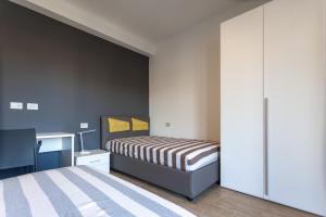 ein Schlafzimmer mit zwei Betten und einem Kleiderschrank in der Unterkunft Al Quarto Piano in Domodossola + 9 Fotos