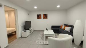 Una televisión o centro de entretenimiento en Cozy detached apartment with pool